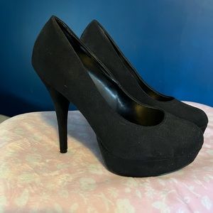 Black pumps